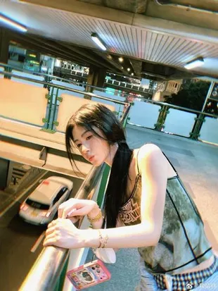 7 Potret Update Terbaru Ju Jingyi di Weibo, Tunjukkan Pesona Cantik Meski Tampil Kasual