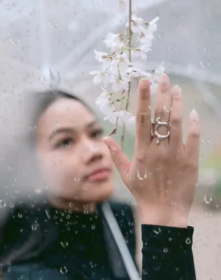 7 Potret Yura Yunita di Bawah Pohon Sakura di Tengah Hujan, Bak Foto Prewedding