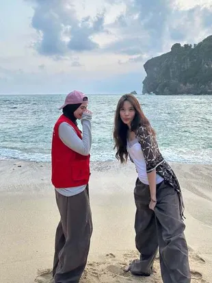 7 Potret Zaskia Adya Mecca Kunjungi Lokasi Syuting Suami, Sekalian Piknik Tipis-Tipis ke Pantai