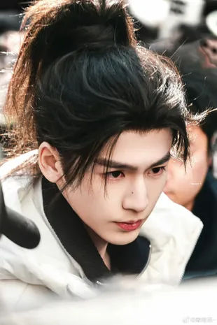 7 Potret Zhang Linghe Mulai Syuting Drama 'THE ROAD TO GLORY', Penampilanya Mencuri Perhatian