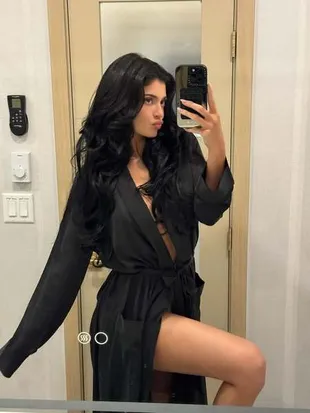 7 Selebriti yang Berani Mengubah Standar Kecantikan Dunia