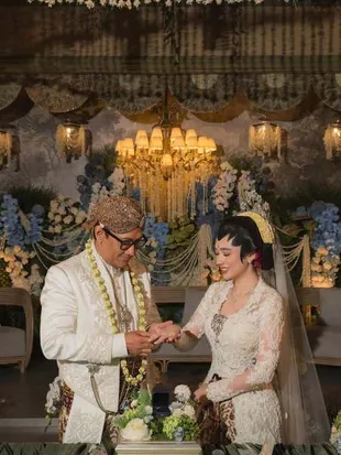 8 Potret Andre Taulany & Amanda Rigby Sah Menikah, Pamer Senyum Bahagia