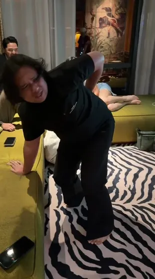 8 Potret Anya Geraldine dan Keanu Coba Pijat Kretek, Gerakannya Nyentrik Tapi Nagih