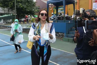 8 Potret Aura Kasih Mendadak Sambangi Pengadilan Agama Jakarta Selatan, Datang Demi Masa Depan Anak