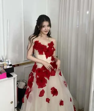 8 Potret Cantik IU dengan Berbagai Dress, Auranya Terpancar - Pesonanya Bikin Terpukau