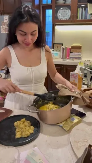 8 Potret Dapur Rumah Baru Ariel Tatum Bernuansa Klasik, Super Estetik dengan Dipenuhi Bunga