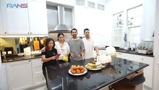 8 Potret Dapur Rumah Kiky Saputri Setelah Menikah, Simple dengan Pajangan Piala