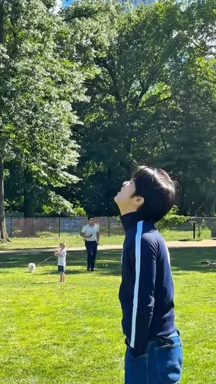 8 Potret Mark Lee Main Skateboard di Central Park New York, Sambil Bawa Bunga