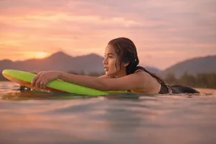 8 Potret Olla Ramlan Main Surfing dan Berenang di Laut Bareng Tristan Molina