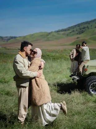 8 Potret Poppy Bunga ke Bromo Bareng Suami dan Anak, Suasananya Bikin Adem