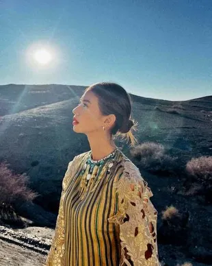 8 Potret Yuki Kato Liburan di Maroko, Pakai Outfit Earth Tone di Tengah Gurun