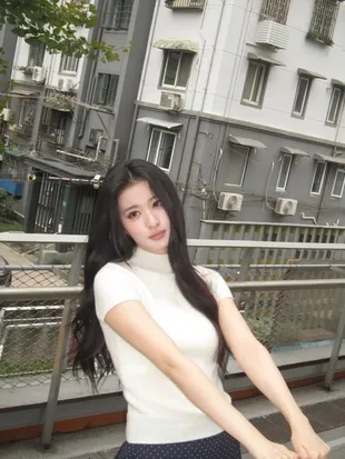 9 Potret Cantik Artis Wang Churan di Jembatan Layang Pakai Outfit Sederhana, Visual Bintang Masa Depan China