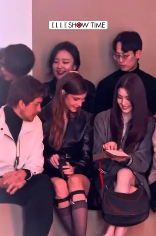 Akrab, Han So Hee Berbagi Snack dengan Barbara Palvin & Dylan Sprouse