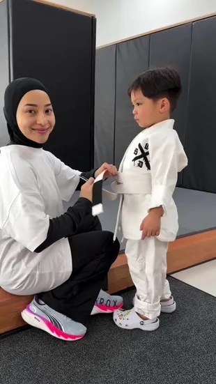 Aksi Issa Latihan Brazilian Jiujitsu, Nikita Willy Tampil Berhijab Mendampingi