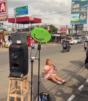 Aksi Pinkan Mambo Live Streaming Nyanyi di Pinggir Jalan