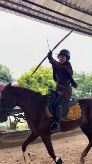 Aksi Ria Ricis Berkuda Sambil Memanah, Jadi Sunnah yang Selalu Dirindukan
