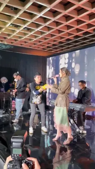 Aldi Taher Tiba-Tiba Naik ke Panggung Beri Raisa Aldi's Burger