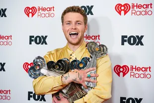 Alex Warren Borong 5 Piala di iHeartRadio Awards 2026