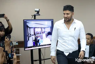 Ammar Zoni Menangis Saat Susun Pleidoi Pribadi, Curhat Kehilangan Orang Tua hingga Perceraian