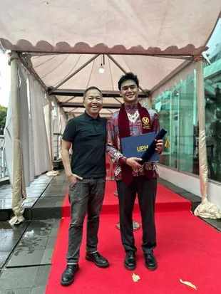 Anak Sambung Sandhy Sandoro Wisuda, Lulus Sarjana Kedokteran