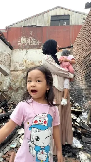 Anisa Rahma Tengok Rumah yang Terbakar, Reaksi Anak Bikin Haru