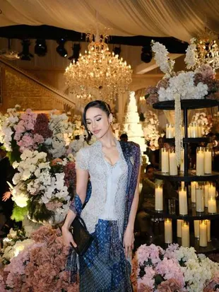 Anya Geraldine Tampil Anggun Berkebaya Saat Kondangan, Cantik Maksimal