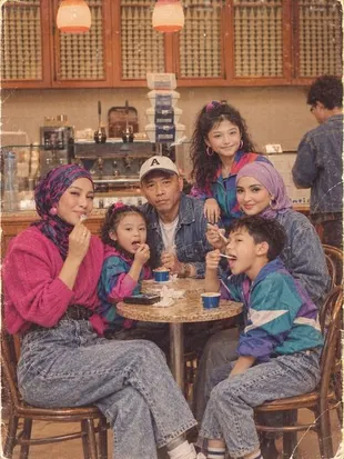 Ashanty Ikuti Tren Filter 80-an, Penampilan Satu Keluarga Bak Kembali ke Masa Lalu