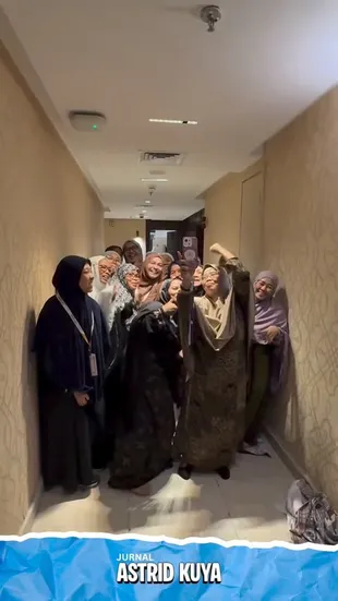 Astrid Kuya Jalani Ibadah Haji Bareng Kloter Jakarta, Momen Peluk Jemaah Lansia Bikin Haru