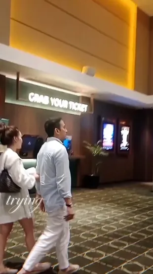 Ayu Ting Ting Buka Suara Soal Gandeng Seorang Pria ke Bioskop