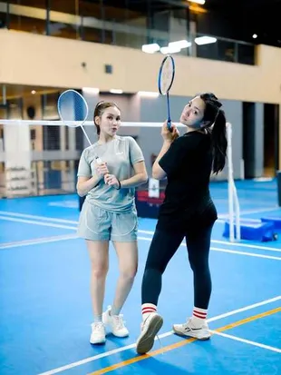 Ayu Ting Ting dan Hesti Purwadinata Olahraga Bulutangkis Jelang Pertandingan Babak Adu Aura