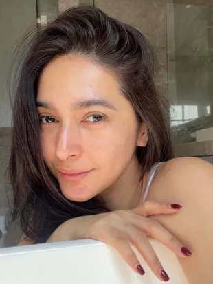Bare Face Nabila Syakieb Bikin Terpukau, Selfie Tanpa Makeup