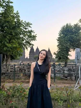 Beby Tsabina Nonton Prambanan Jazz, Foto Cantik Saat Sunset