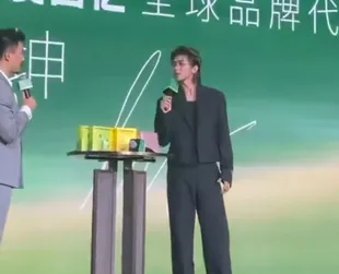 Bikin Heboh, Seorang Fans Tiba-Tiba Peluk Cai Xukun di Atas Panggung 