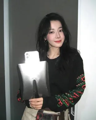 Bukti Dilraba Dilmurat Punya Kelakukan yang Random, Punya Casing HP yang Bentuknya Sekop Bangunan