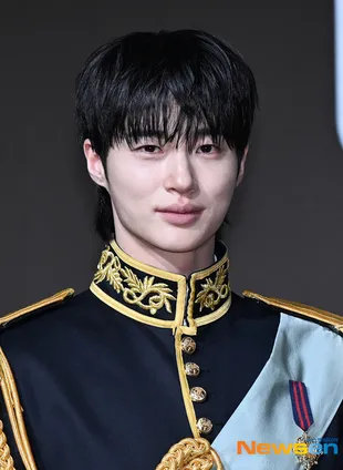 Byeon Woo Seok & IU Tampil Bak Pangeran dan Putri di Preskon PERFECT CROWN