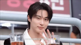 Byeon Woo Seok Berangkat Syuting 'PERFECT CROWN' di Busan Naik Kereta Cepat