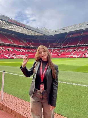 Cassandra Lee Jelajahi Markas Manchester United, Rasakan Atmosfer Duduk di Bench