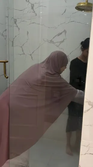Celine Evangelista Ajari Putrinya Wudhu dan Salat, Jemima Ikuti Setiap Gerakan dengan Baik