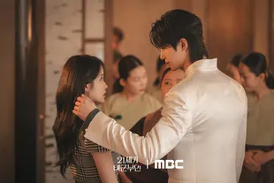 Chemistry Manis IU and Byeon Woo Seok di Still Cut Terbaru Drama Korea 'PERFECT CROWN'