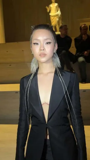 Cocona XG di Gucci Milan Fashion Week, Pamer Bekas Operasi Dada