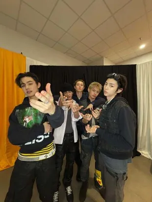 CORTIS Pamer Foto Backstage Konser Allo Bank 2026, Jatuh Cinta pada Snack Lokal