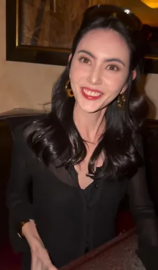 Davika Hoorne Seneng Banget Dapat Kado Ultah Dari Zhang Linghe, Tersenyum Bahagia Peluk Hadiah 