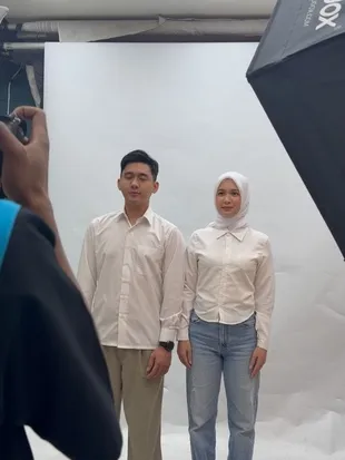 Dea Annisa Akan Menikah dengan Achmad Zacky, Unggah Foto Background Biru