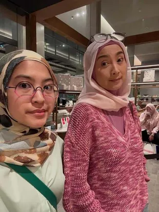 Desy Ratnasari Selfie Bareng Putri Tercinta, Bak Pinang Dibelah Dua