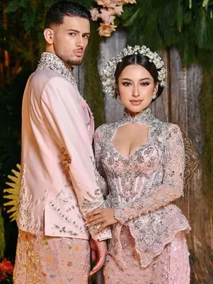 Detail Penampilan Jennifer Coppen dan Justin Hubner di Resepsi Pernikahan, Glamour Pink