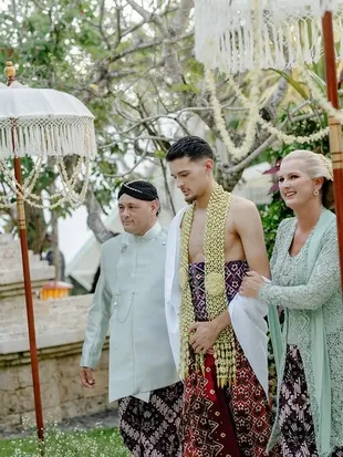 Detail Penampilan Justin Hubner di Momen Siraman dan Midodareni