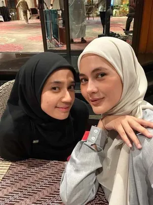 Dhini Aminarti Selfie Bareng Paula Verhoeven, Mirip Kayak Kakak Adik