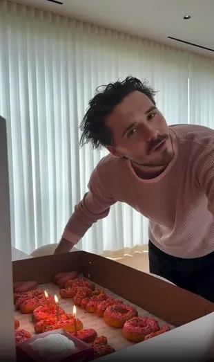 Dikado Ultah Istri, Brooklyn Beckham Dapat Donut Satu Kardus Besar 