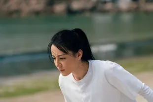 Dilraba Dilmurat Tampil Tanpa Makeup Demi Kung Fu Soccer, Foto Latihan di Pantai Banjir Pujian