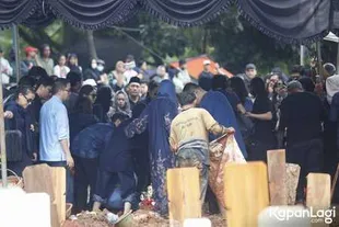 Diwarnai Hujan, Ratusan Pelayat Antar Vidi Aldiano ke Peristirahatan Terakhir